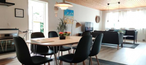 Havhuset I Øster Hurup - i byen, ved stranden in Øster Hurup